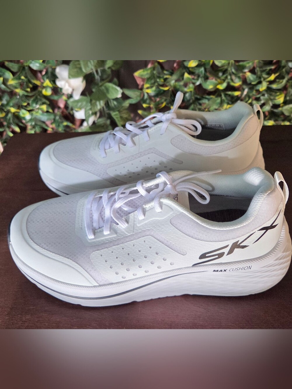 Skechers Max Cushioning Elite 2.0 Sneakers Women's Size 10 EU 40 White Black New - Picture 2 of 8